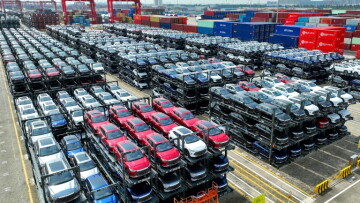 Des voitures électriques de la marque chinoise BYD attendent d'être chargées sur des cargos au terminal international de Taicang dans le port de Suzhou, dans l'est de la Chine.