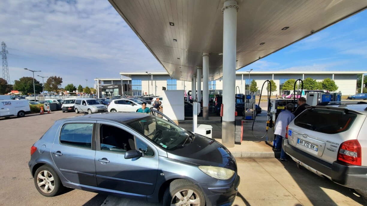 Longue queue d'attente ce lundi matin pour accéder à la station-essence Leclerc à Thionville.