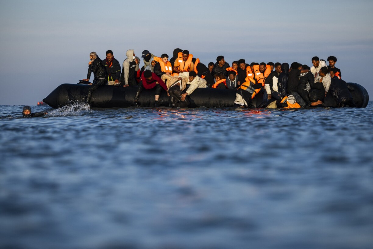 Migranten u Bord vun engem Taxi-Boot am September 2025