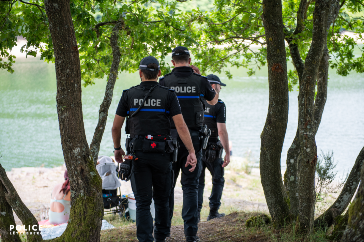 Polizisten um Stauséi