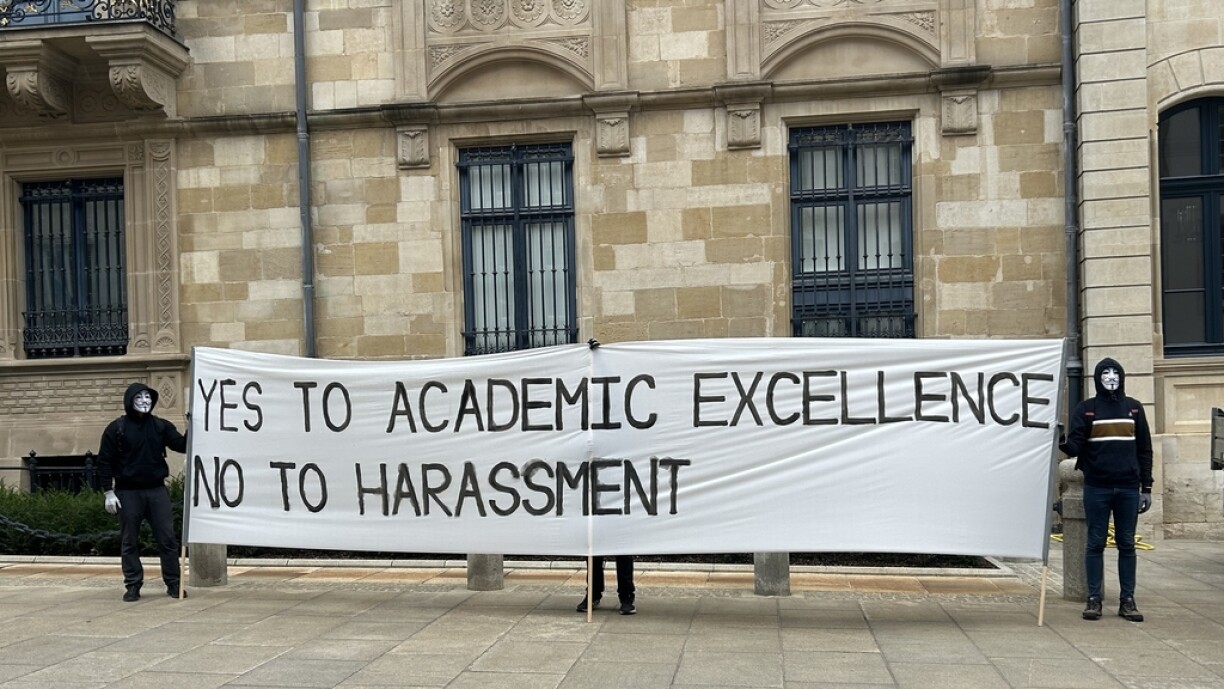 Des Anonymous manifestent contre l'Uni.lu.