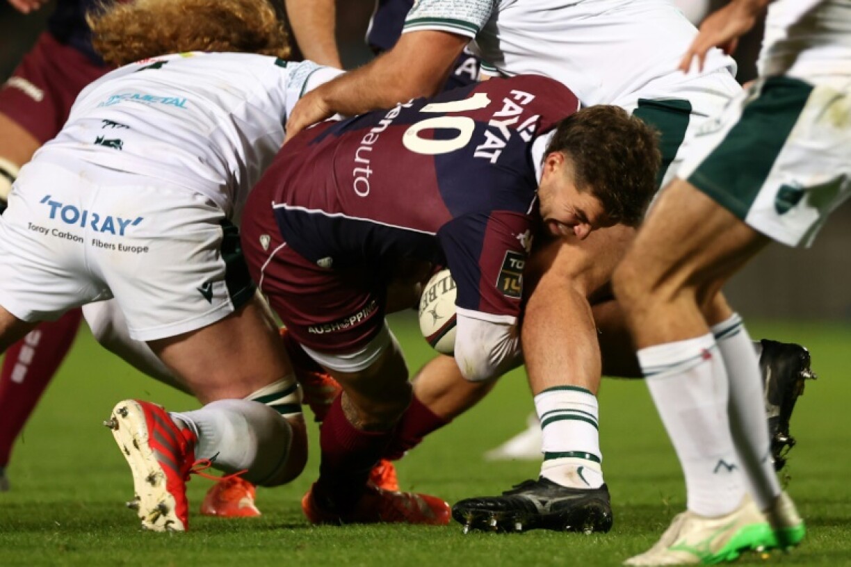 Bordeaux-Begles fly-half Matthieu Jalibert (C) tries to pierce the Pau defence