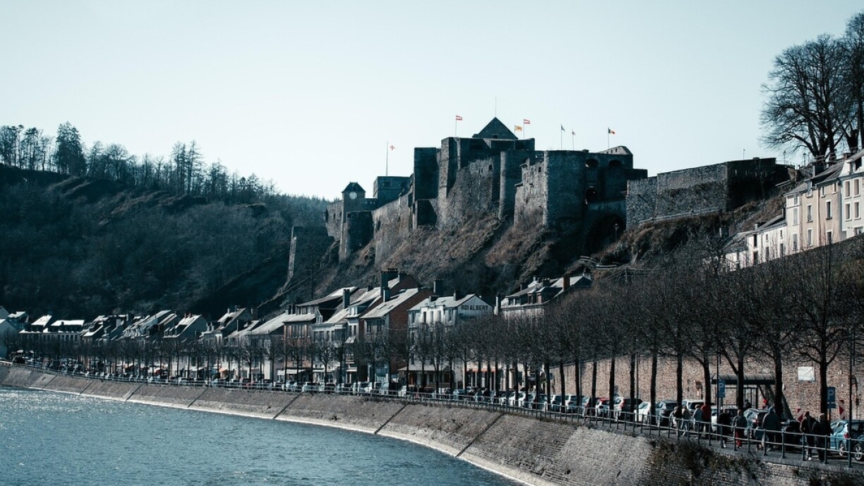 D'Schlass vu Bouillon an de Floss Semois am Süde vun der Belsch.