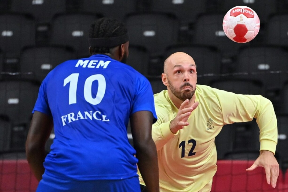 Vincent Gérard sous les yeux de Dika Mem pendant la finale olympique de handball le 7 août 2021 à Tokyo