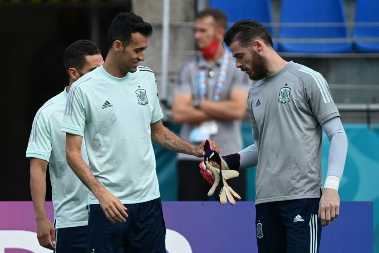 Le milieu de terrain espagnol Sergio Busquets (g) et le gardien de but David De Gea lors d'un entraînement à Saint-Pétersbourg (Russie) le 1er juillet 2021