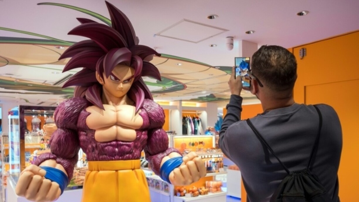 Un passant prend une photo devant le premier magasin dans le monde dédié à