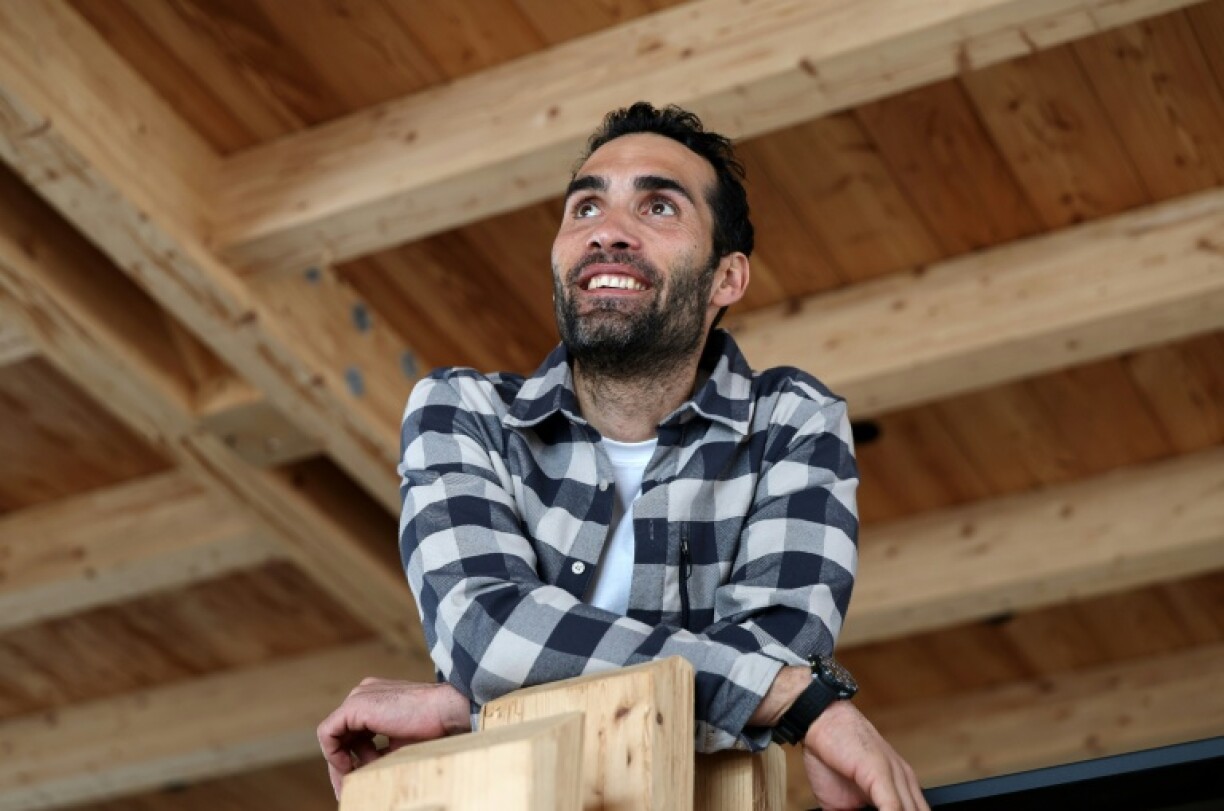 L'ancien biathlète français et membre de la commission des athlètes du Comité international olympique Martin Fourcade pose après une interview à Anterselva, dans le nord de l'Italie, le 12 février 2026
