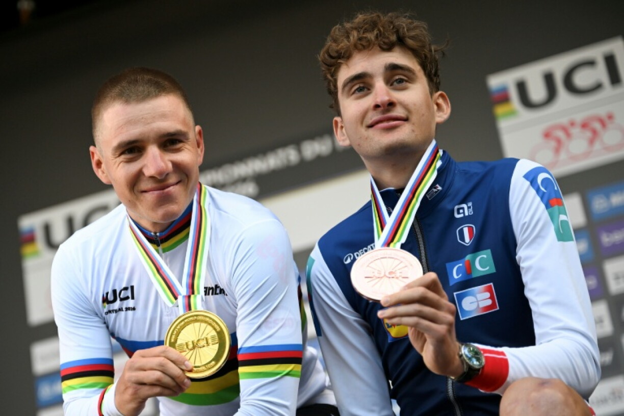Remco Evenepoel, médaille d'or autour du cou (à gauche) et Paul Seixas en bronze posent sur le podium après le contre-la-montre des Championnats du monde de cyclisme sur route le 20 septembre 2026, à Montréal