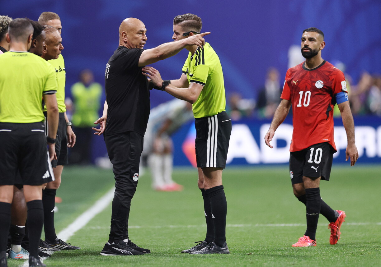 Den ägyptesche Cheftrainer Hossam Hassan beschwéiert sech beim franséischen Arbitter François Letexier iwwert e méigleche Foul virum 3:2 vun Argentinien.