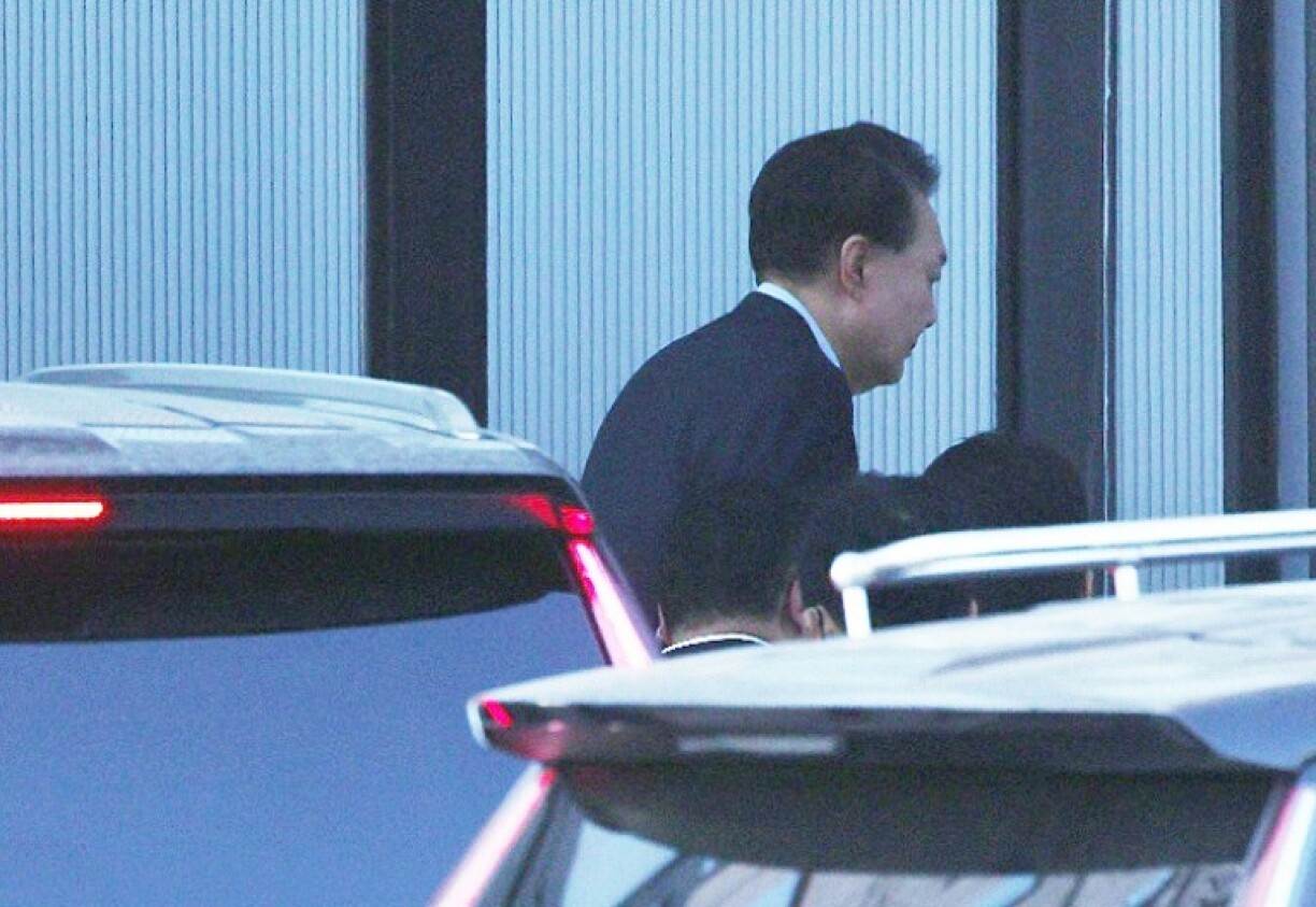 Le président sud-coréen suspendu Yoon Suk Yeol arrive au complexe abritant le Bureau d'enquête sur la corruption (CIO) à Gwacheon au sud de Séoul, le 15 janvier 2025