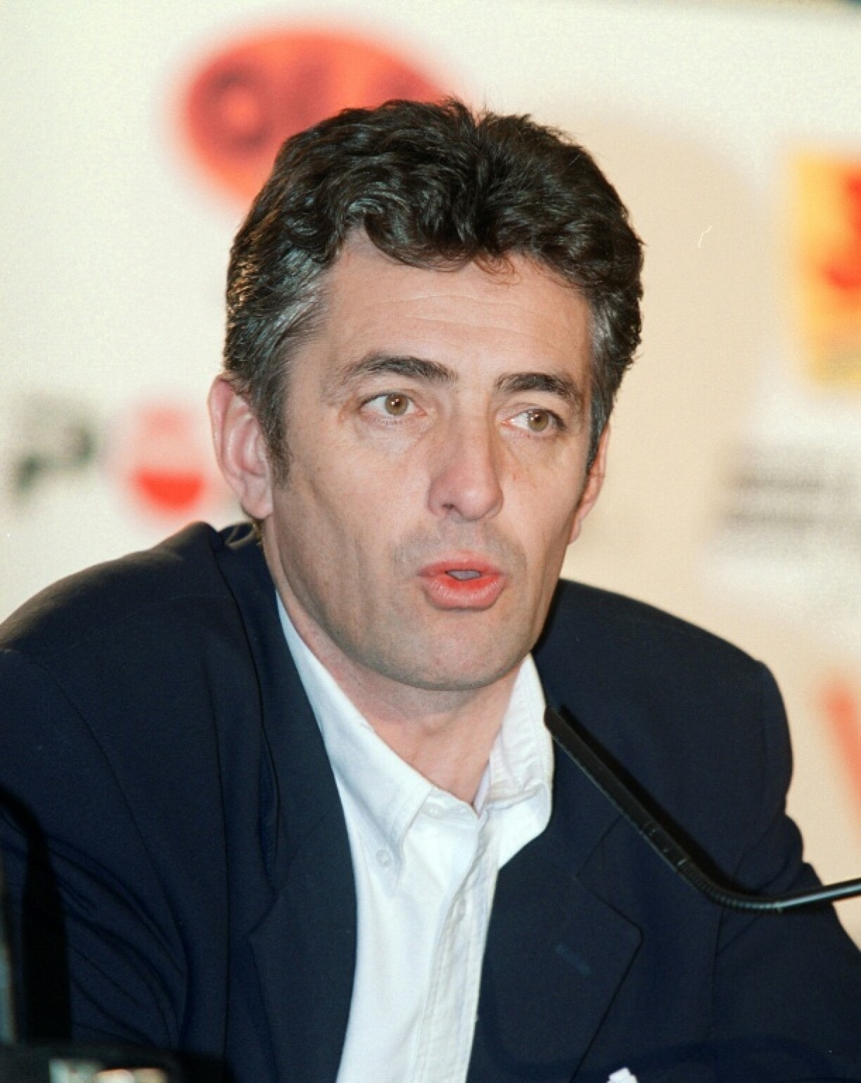 Marc Madiot, le manager de l'équipe de la Française des Jeux s'exprime devant la presse, lors de la présentation de son équipe avant la saison à venir, à Paris, le 11 janvier 2000