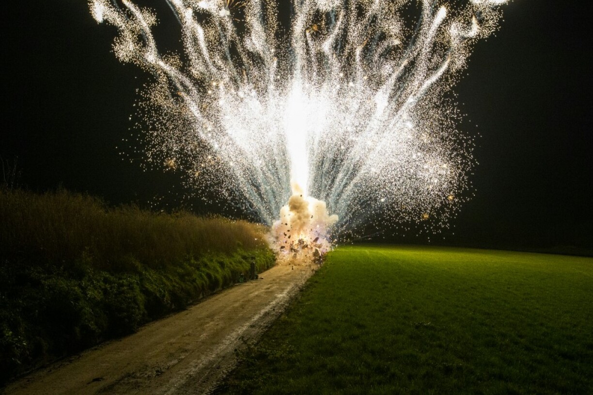 Explosion d'un mortier d'artifice posé au sol (illustration)