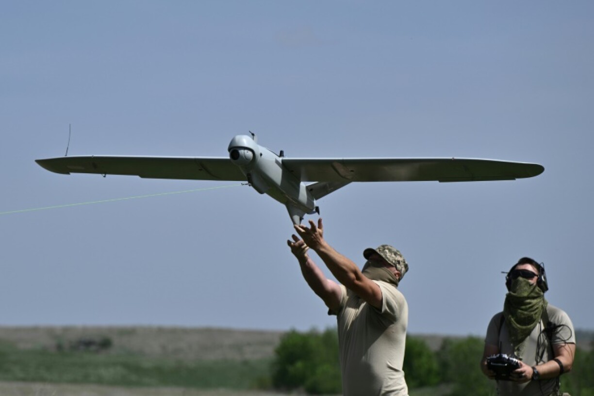 Un soldat ukrainien lance un drone de reconnaissance Leleka près de Tchassiv Iar, dans la région de Donetsk (est de l'Ukraine), le 27 avril 2024