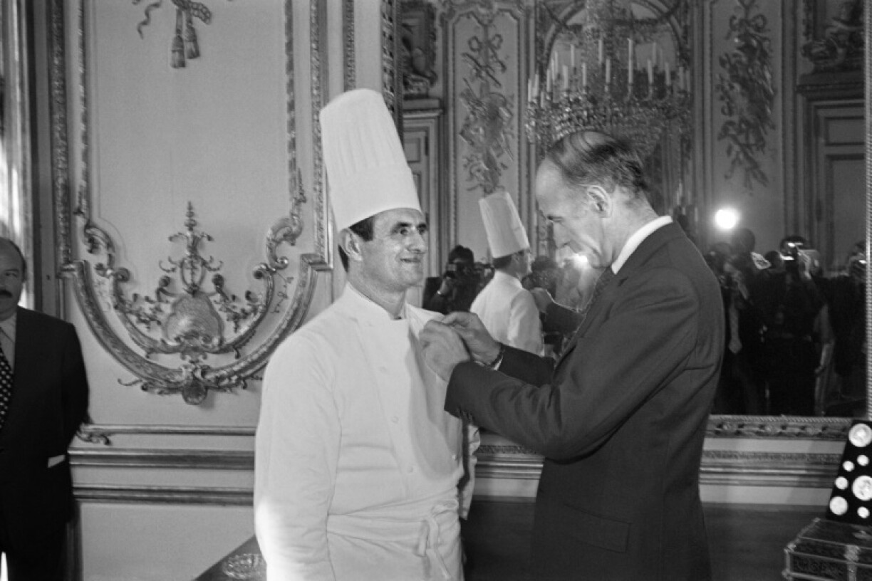 De Paul Bocuse krut am Februar 1975 d légion d'honneur vum franséische President Valéry Giscard d'Estaing.