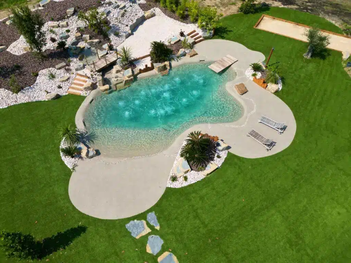 La piscine lagon se démarque des points d'eau traditionnels par ses formes irrégulières et l'aspect plus naturel de son bassin.