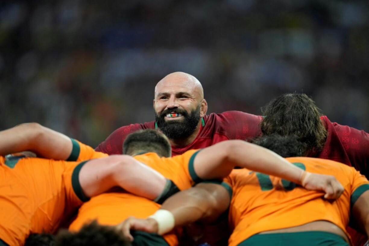 Le talonneur du Portugal Mike Tadjer avant une mêlée lors de la défaite contre l'Australie au Mondial de rugby, au stade Geoffroy-Guichard, à Saint-Etienne, France, le 1er octobre 2023