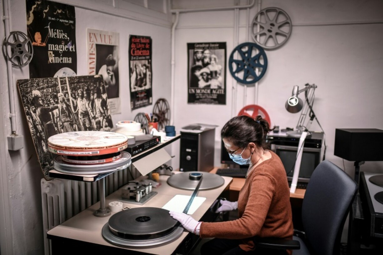 La monteuse Laure Marchaut travaille sur le film Napoléon d'Abel Gance le 6 mai 2021 à Montigny-le-Bretonneux