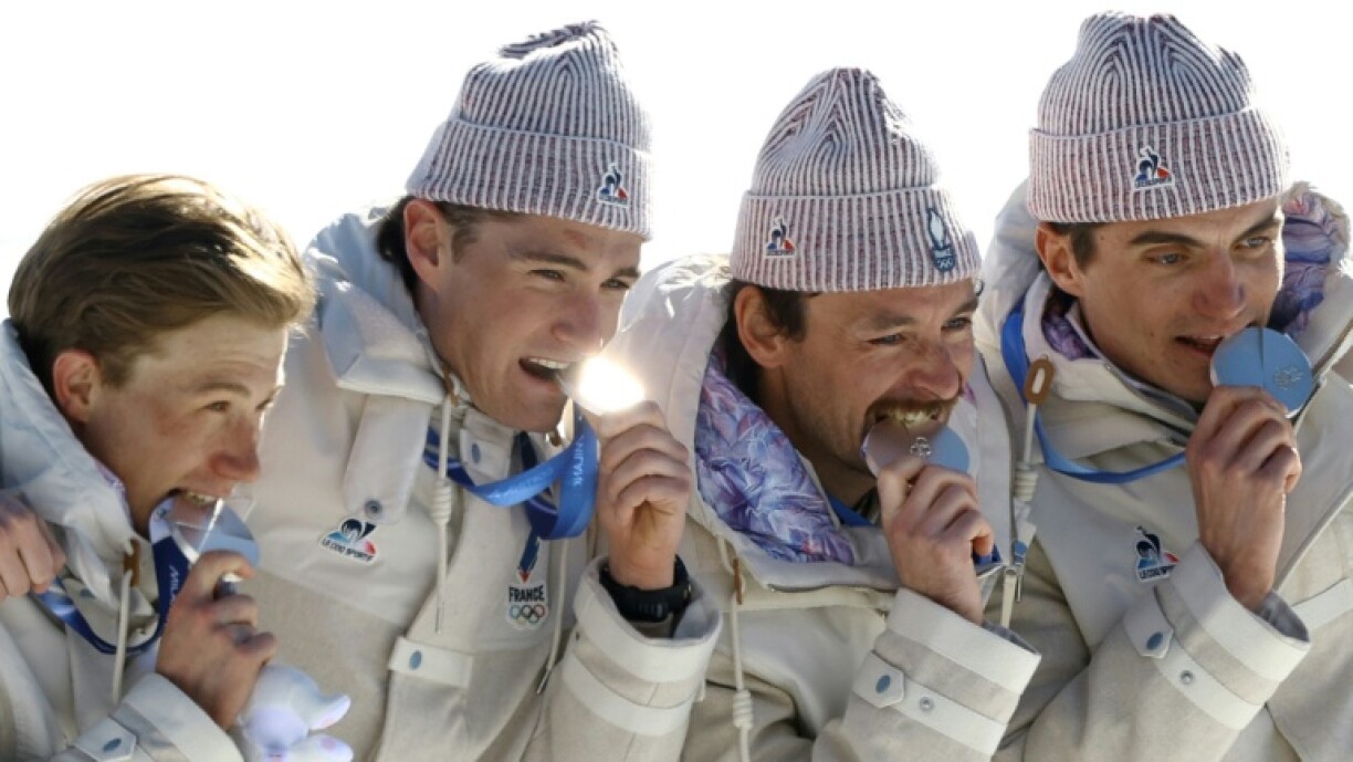 (de gauche à droite) Les fondeurs français Victor Lovera, Mathis Desloges, Hugo Lapalus et Theo Schely savourent leur médaille d'argent en relais 4x 7,5 km décrochée dimanche à Tesero lors des JO de Milan Cortina celebrate on the podium for the cross-country men's 4 x 7,5km relay event of the Milano Cortina 2026 Winter Olympic Games at Tesero Cross-Country Skiing Stadium in Lago di Tesero (Val di Fiemme), on February 15, 2026.