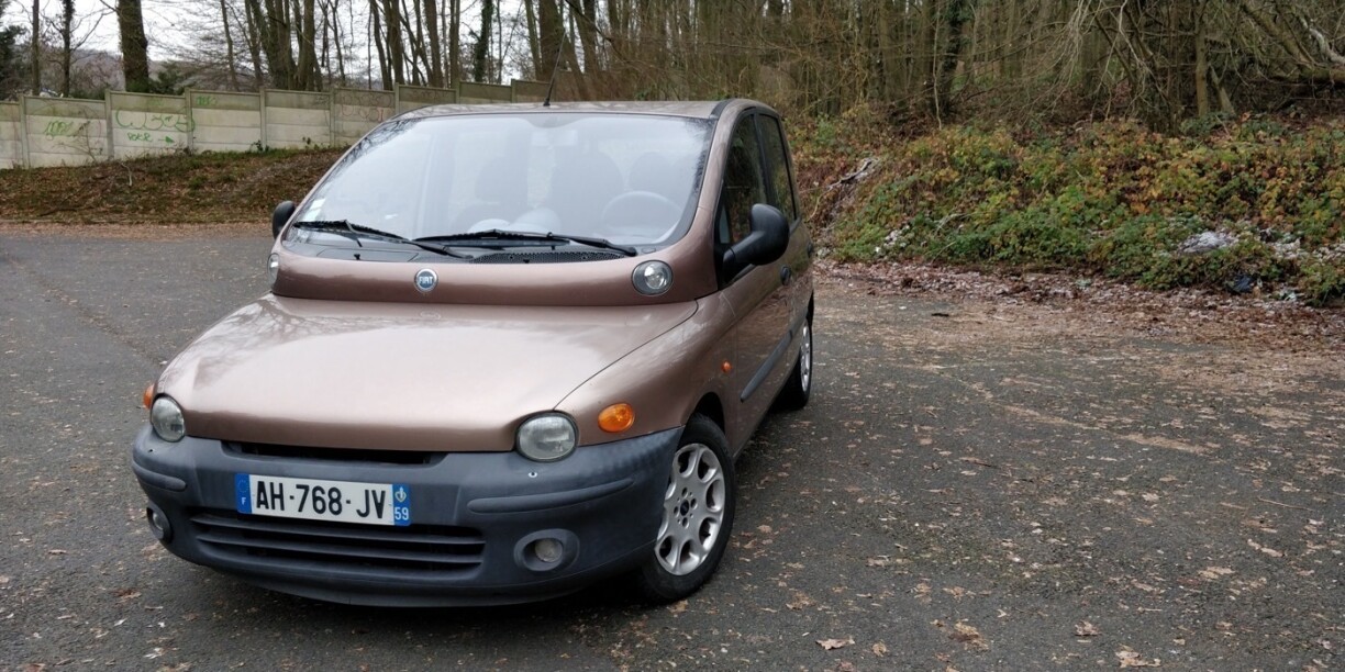 Leur Multipla de 330.000km, avec boîte de vitesse capricieuse et peinture rouille.