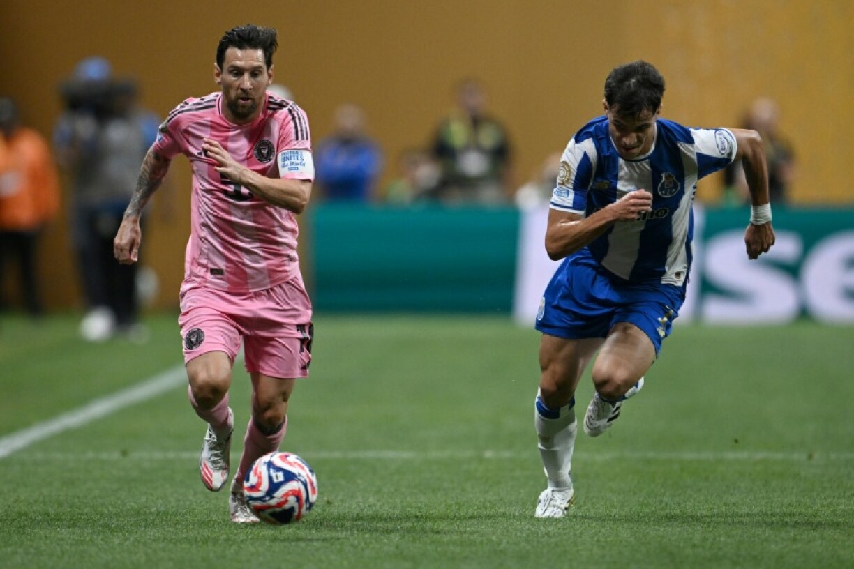 L'Argentin Lionel Messi au duel avec le Portugais Joao Mario pour récupérer le ballon lors du match du groupe A entre l'Inter Miami et le FC Porto au Mondial des Clubs au Mercedes-Benz Stadium à Atlanta (Géorgie) le 19 juin 2025 Inter Miami's Argentine forward #10 Lionel Messi (L) fights for the ball with FC Porto's Portuguese defender #23 Joao Mario during the FIFA Club World Cup 2025 Group A football match between US Inter Miami and Portugal's FC Porto at the Mercedes-Benz stadium in Atlanta on June 19, 2025.