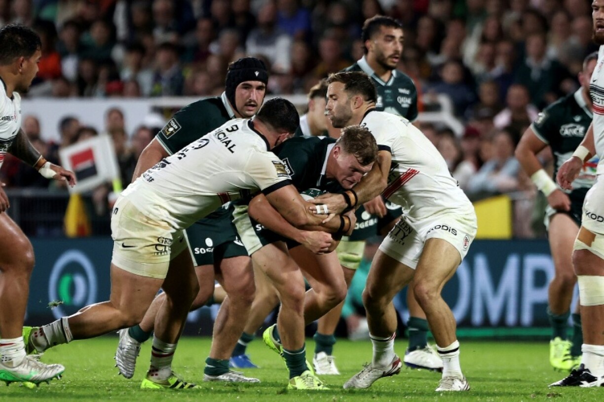 Centre Emilien Gailleton (C) streaked over in the corner for Pau's first try