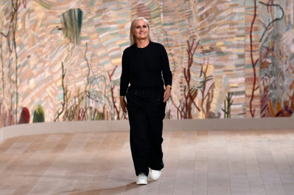 La créatrice de Dior femme Maria Grazia Chiuri salue le public après le défilé haute couture à Paris, le 5 juillet 2021