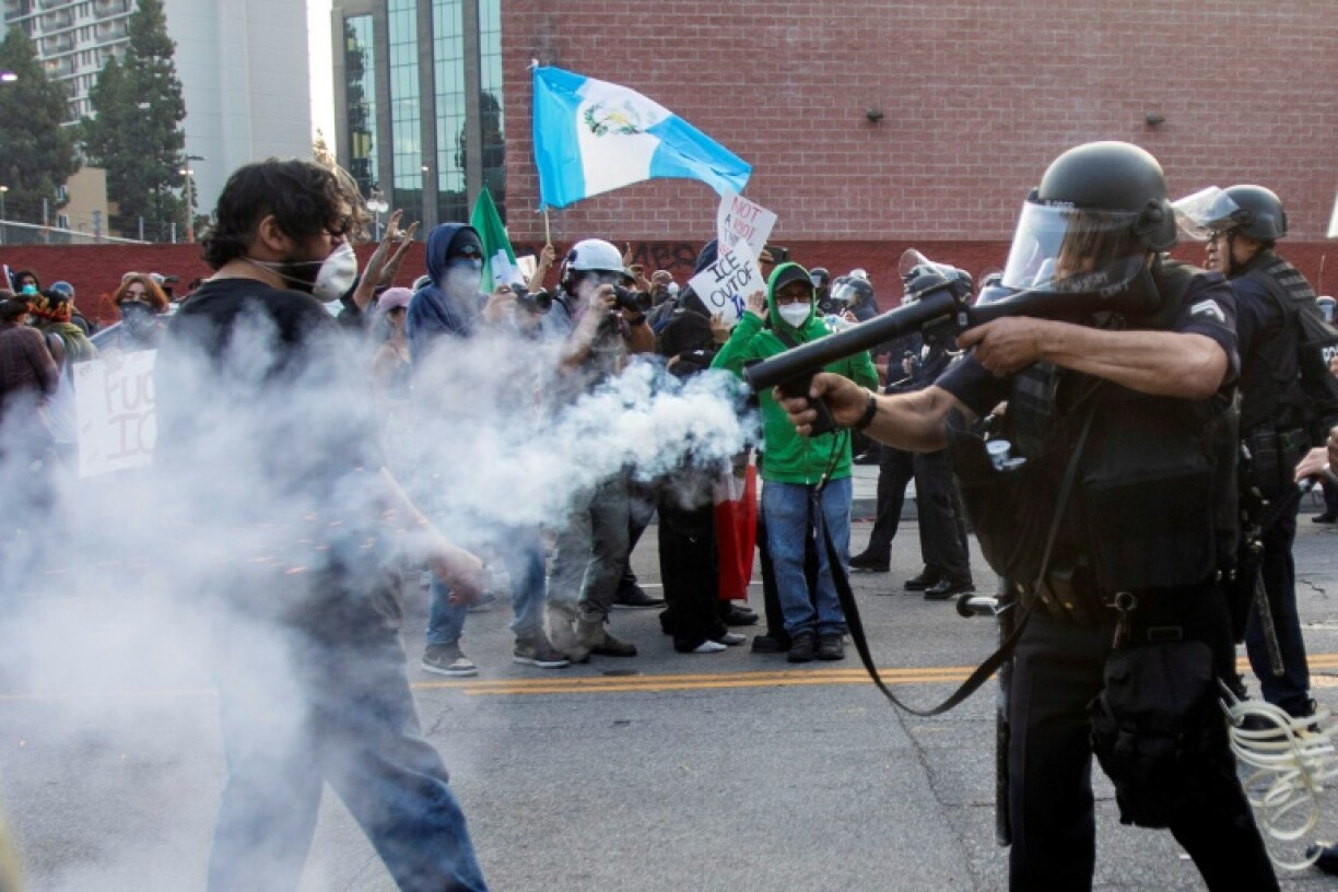 Un policier tire sur un manifestant à l'aide d'une arme non léthale, lors de rassemblements à Los Angeles contre la politique migratoire de Donald Trump, le 9 juin 2025 en Californie