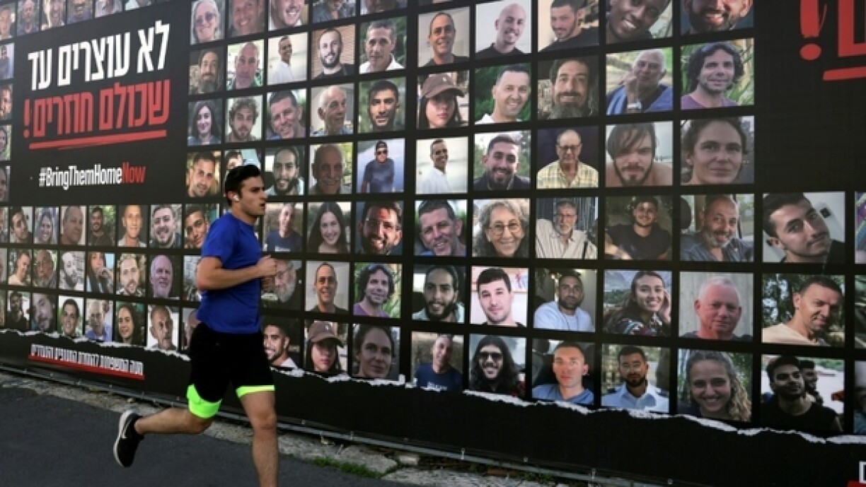 Un affiche représentant les otages enlevés à Gaza lors de l'attaque du Hamas contre Israël le 7 octobre 2023 dans les rues de Jérusalem, le 15 janvier 2025