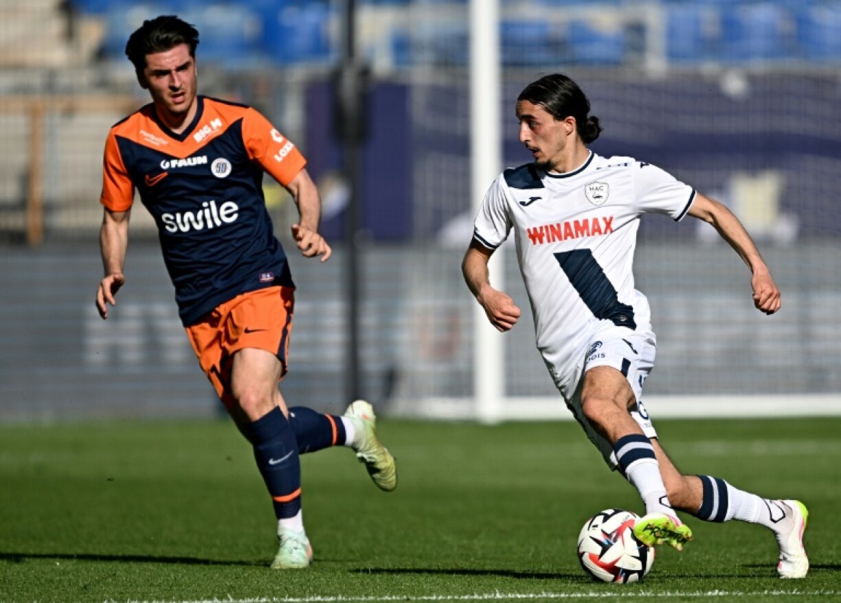 Yassine Kechta balle au pied face au Montpelliérain Joris Chotard. En allant s'imposer 2-0 à la Mosson le 6 avril 2025, Le Havre s'est extirpé de la zone rouge et cédé à Reims sa place de barragiste. Pour Montpellier, les jeux semblent faits.