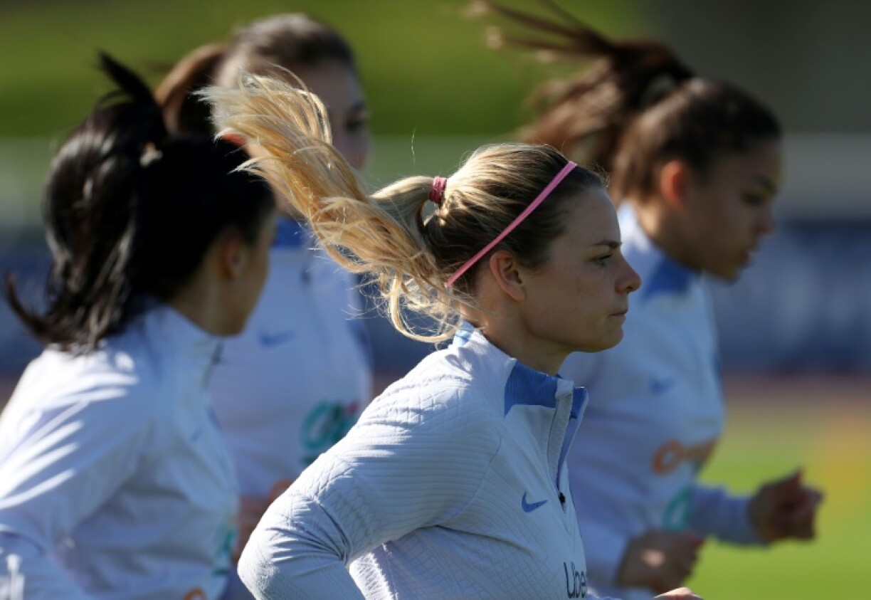 L'attaquant Eugénie Le Sommer (centre) lors de la session d'entraînement de l'équipe de France le lundi 3 avril à Clairefontaine-en-Yveline.