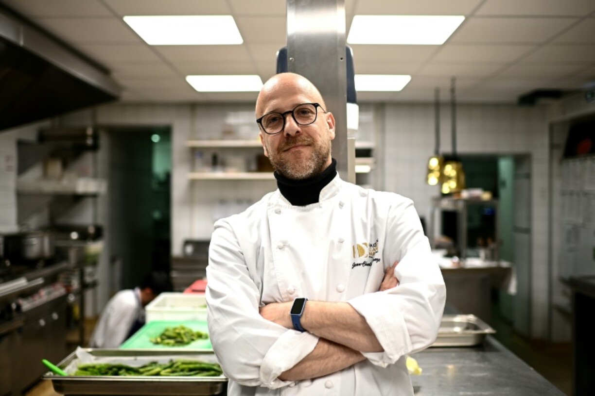 Le chef Jean-Charles Darroze dans son restaurant de la Maison Claude Darroze le 2 avril 2025 à Langon au sud de Bordeaux