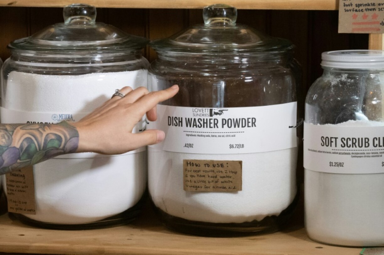 Des produits de nettoyage vendus en vrac dans le magasin zéro déchet Mason & Greens, le 17 janvier 2023 à Washington