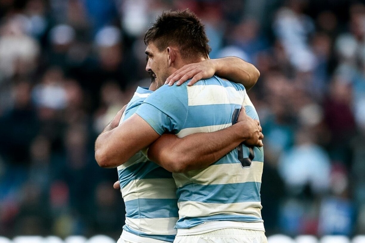 Accolade entre les Argentins Pablo Matera (d) et Santiago Carreras après la victoire du XV des Pumas sur l'Ecosse le 16 juillet 2022 à Santiago del Estero