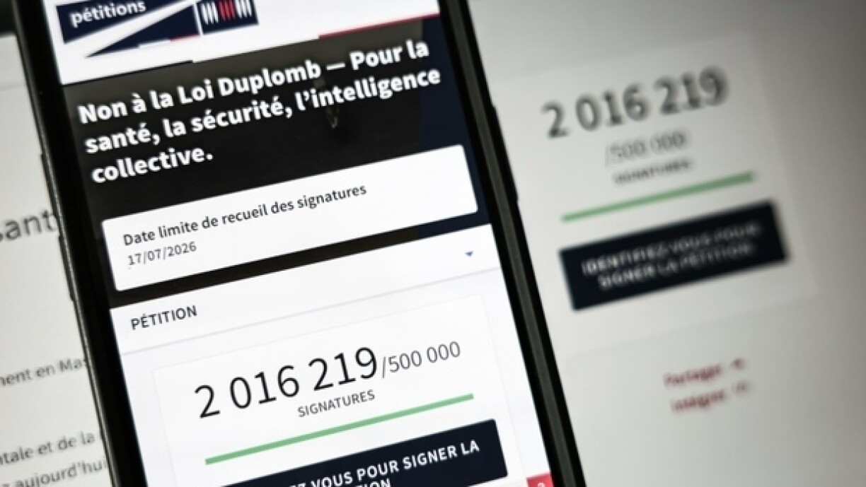 Le site de l'Assemblée nationale sur un écran de smartphone et d'ordinateur indiquant le nombre de citoyens ayant signé la pétition contre la loi Duplomb, le 28 juillet 2025 à Paris