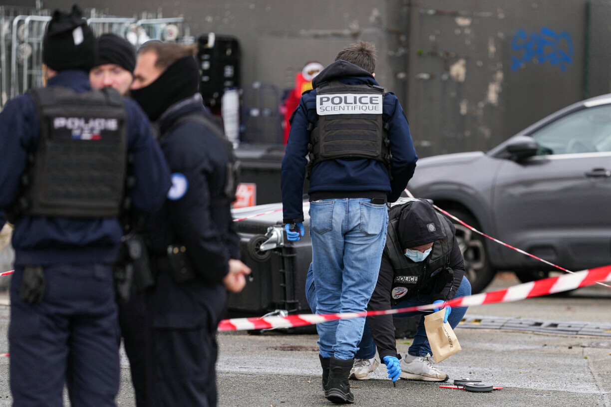 Des policiers interviennent dans une station-service où un homme a ouvert le feu depuis sa voiture, tuant une personne et en blessant quatre autres, selon des sources policières, à Trappes, en banlieue parisienne, le 23 octobre 2026.