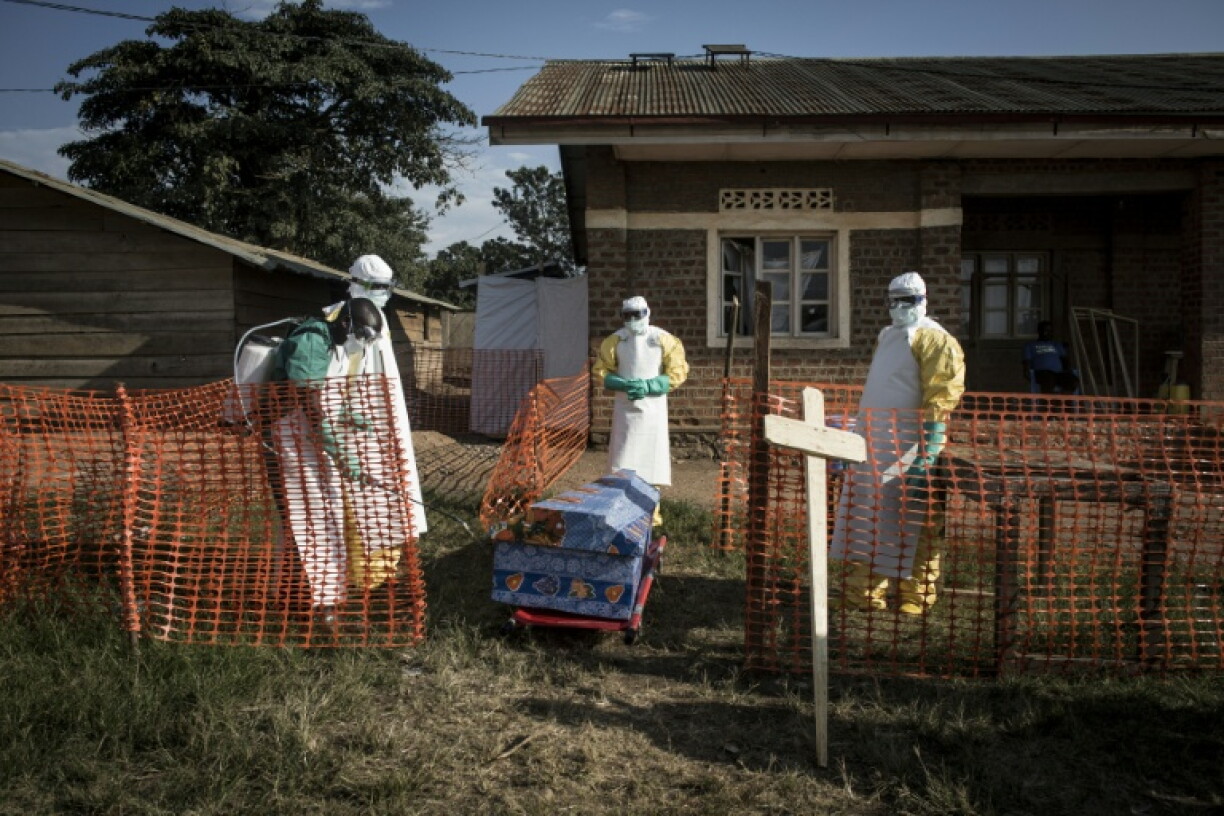 Désinfection du cercueil d'une victime d'Ebola à Beni, en République démocratique du Congo, le 13 août 2018