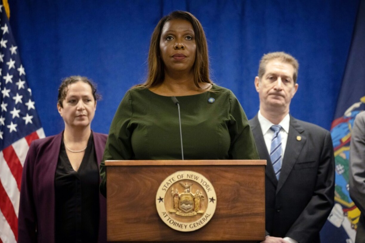 La procureure générale de l'Etat de New York, Letitia James (c), annonce des poursuites au civil contre Donald Trump et plusieurs de ses enfants, le 21 septembre 2022 à New York