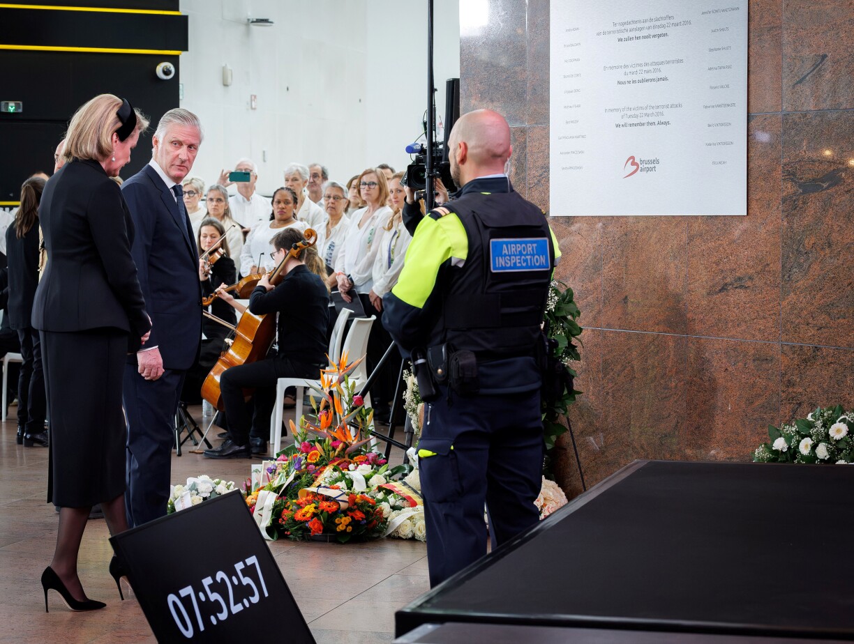 La reine Mathilde de Belgique (à gauche) et le roi Philippe de Belgique assistent à une cérémonie de commémoration marquant le 10e anniversaire des attentats de Bruxelles de 2016 à l'aéroport de Bruxelles à Zaventem le 22 mars 2026.