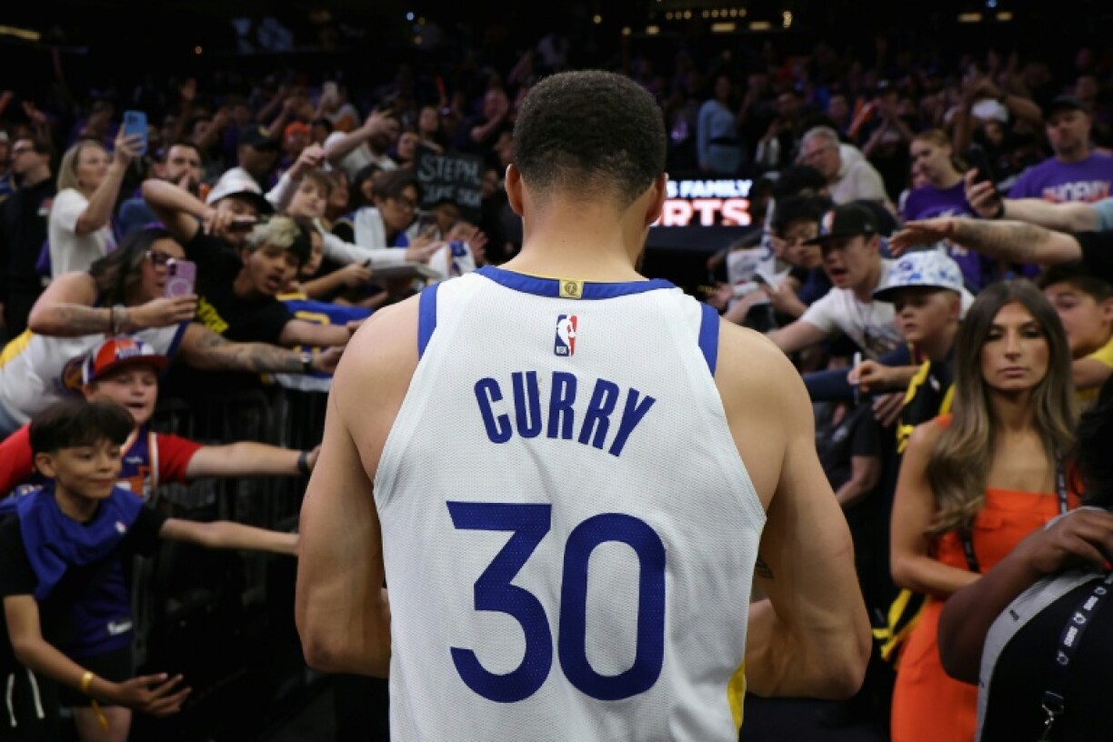 Stephen Curry quitte le parquet après la défaite des Golden State Warriors contre les Phoenix Suns en match de play-in de NBA, le 17 avril 2026 à Phoenix