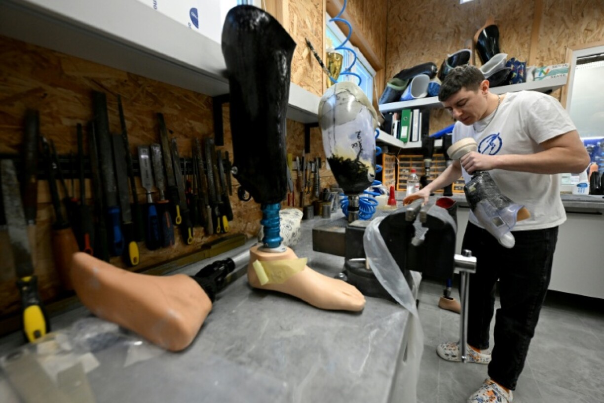 Un employé dans un atelier de prothèses de la région de Léningrad, le 22 janvier 2026 en Rusie