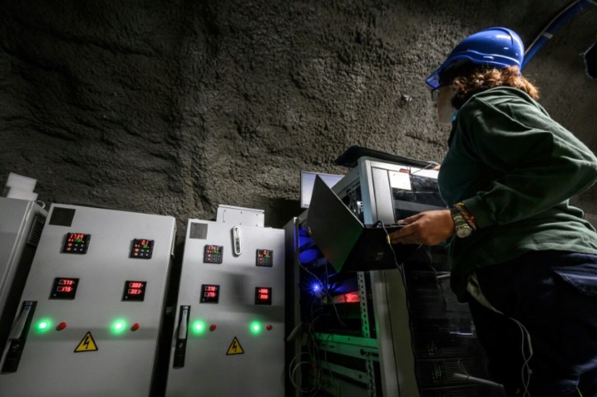 Une scientifique travaille dans un tunnel expérimental pour l'enfouissement des déchets radioactifs au laboratoire international du Mont-Terri, le 6 avril 2022 près de Saint-Ursanne, en Suisse