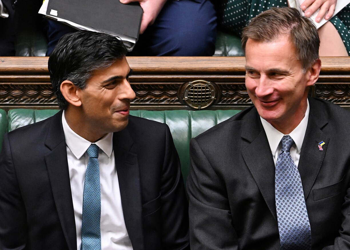 Rishi Sunak (L) and Jeremy Hunt (R) during Sunak's first Prime Minister's Questions (PMQs).