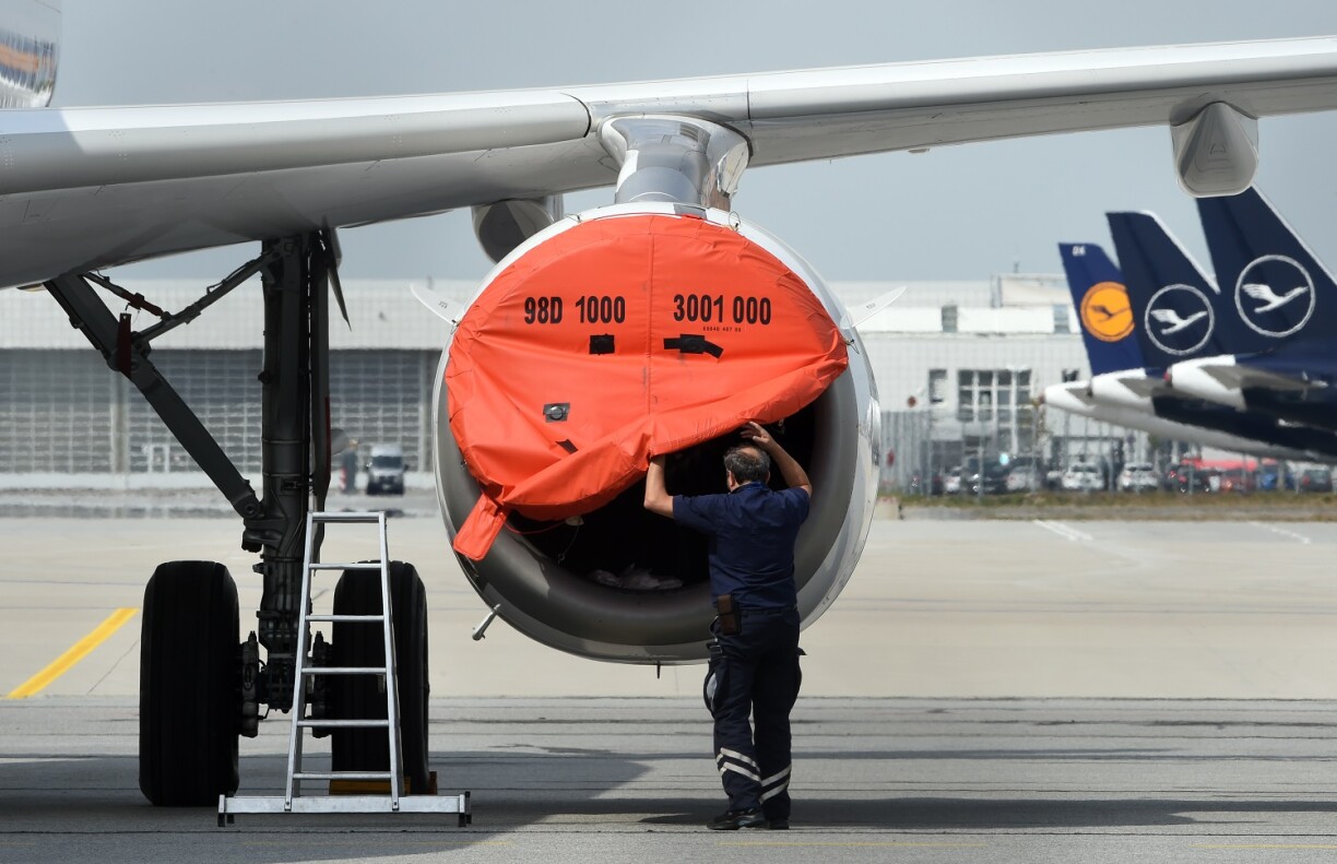 Un technicien de la compagnie allemagne Lufthansa, mardi à l'aéroport de Munich.