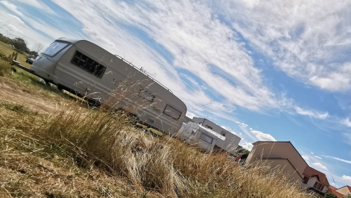 Des gens du voyage, installés sur un terrain de Veymerange, à l'entrée de Thionville, début juillet 2022.