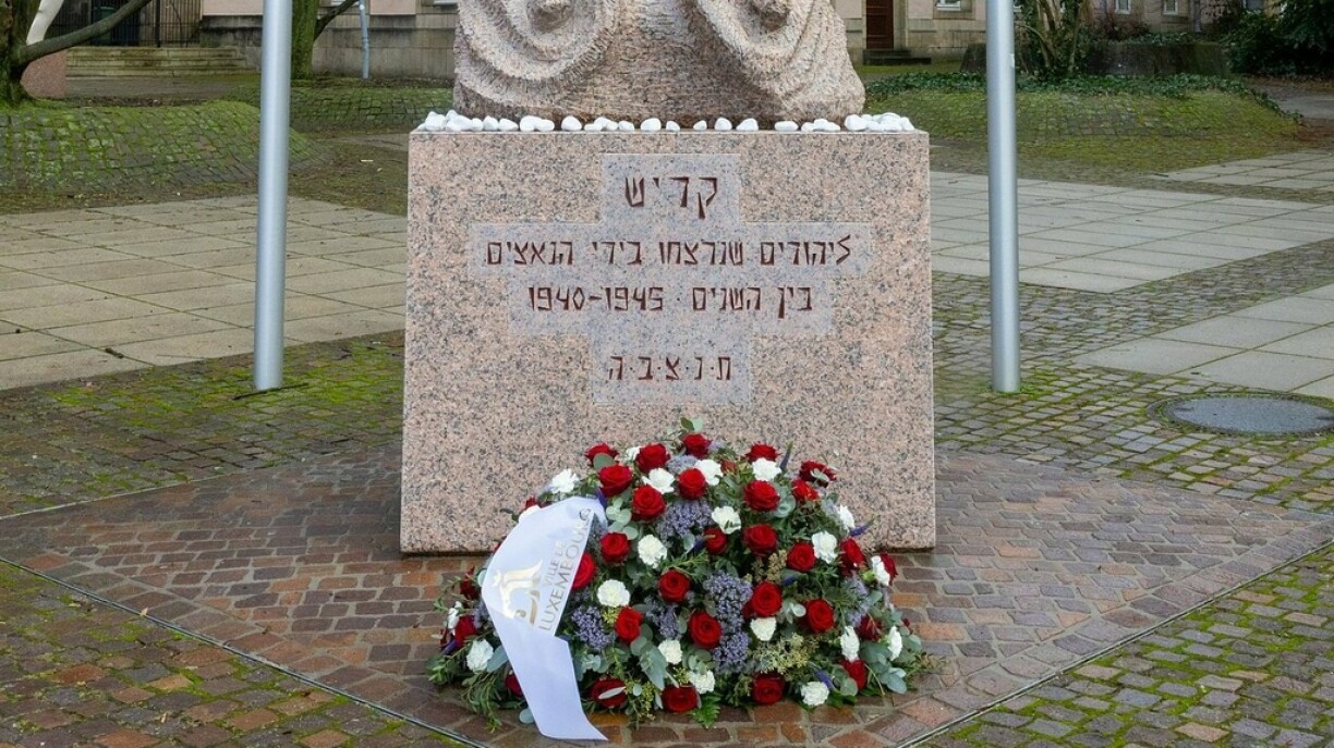 D'Kaddish-Monument hannert der Kathedral an der Stad.