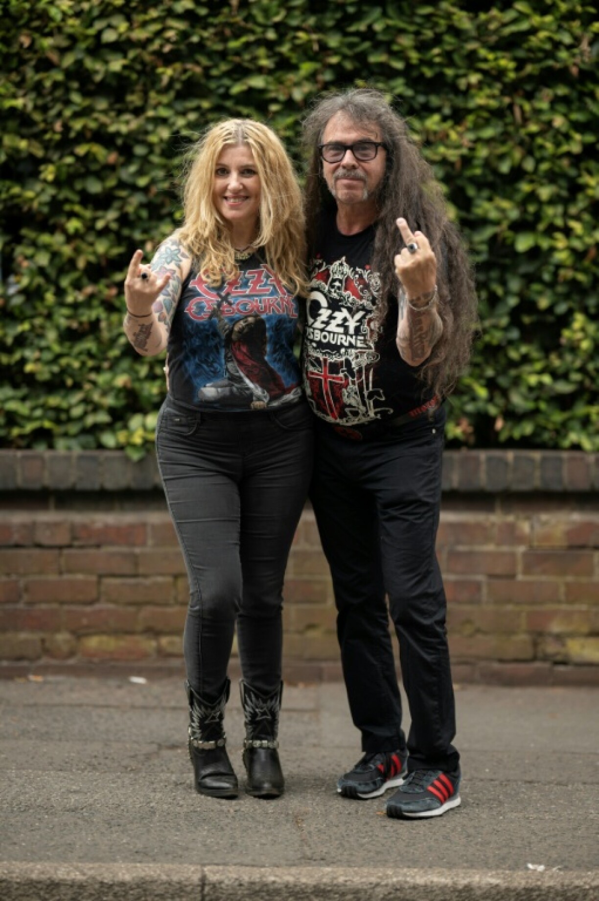 Silvia Gracia (à gauche) et Paco Gracia assistent au dernier concert de Black Sabbath avec son chanteur emblématique Ozzy Osbourne à Birmingham (Angleterre) le 5 juillet 2025