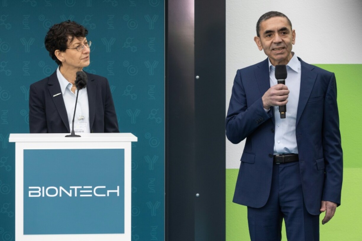 Les fondateurs et dirigeants de BioNtech, Ugur Sahin (d) et son épouse Ozlem Tureci, en conférence de presse, le 2 février 2023 à Marburg, en Allemagne