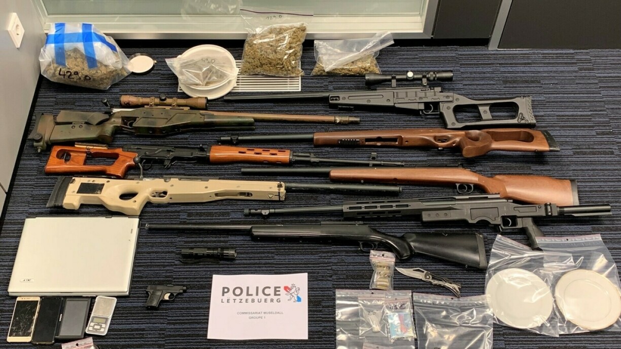 Foto vun Objeten, déi d'Police am September d'lescht Joer bei engem Drogendealer confisquéiert hat
