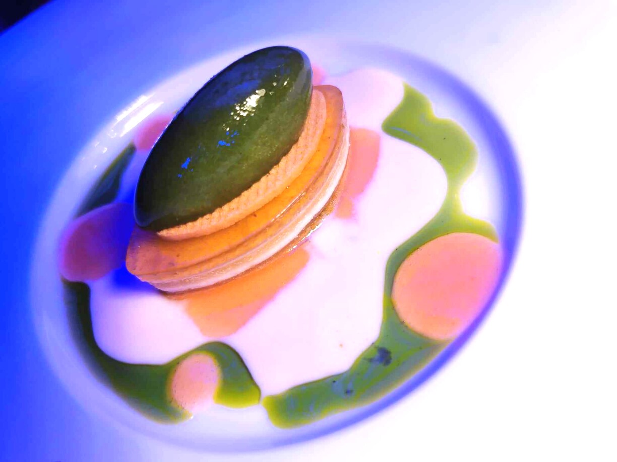 Un calisson aux coings et servi avec sa glace à l'agastache, une plante herbacée très aromatique. L'un des desserts phares du moment de Paul Bungert.