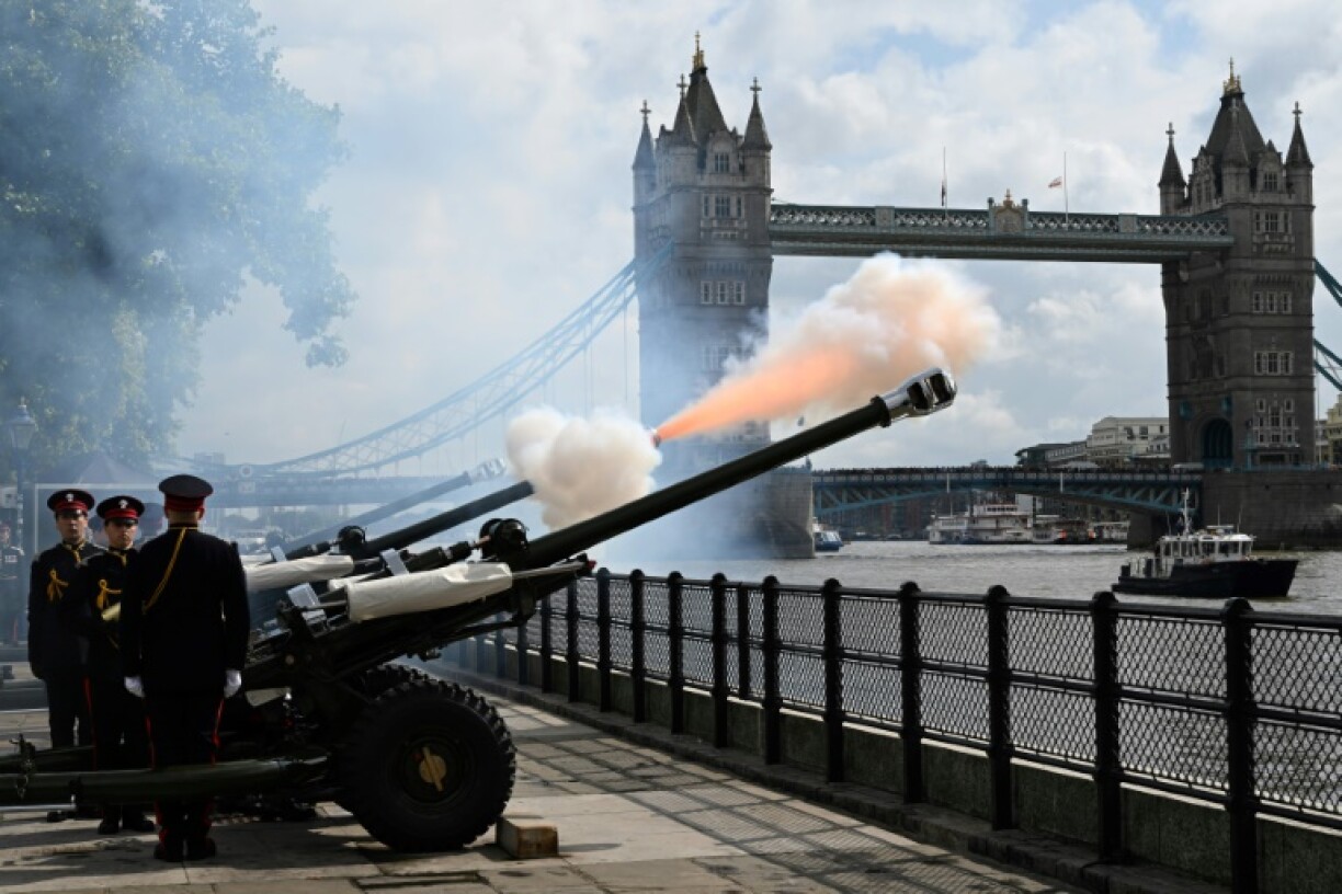 Des tirs de canons saluent devant le Tower Bridge la mémoire de la reine Elizabeth II à Londres, le 9 septembre 2022